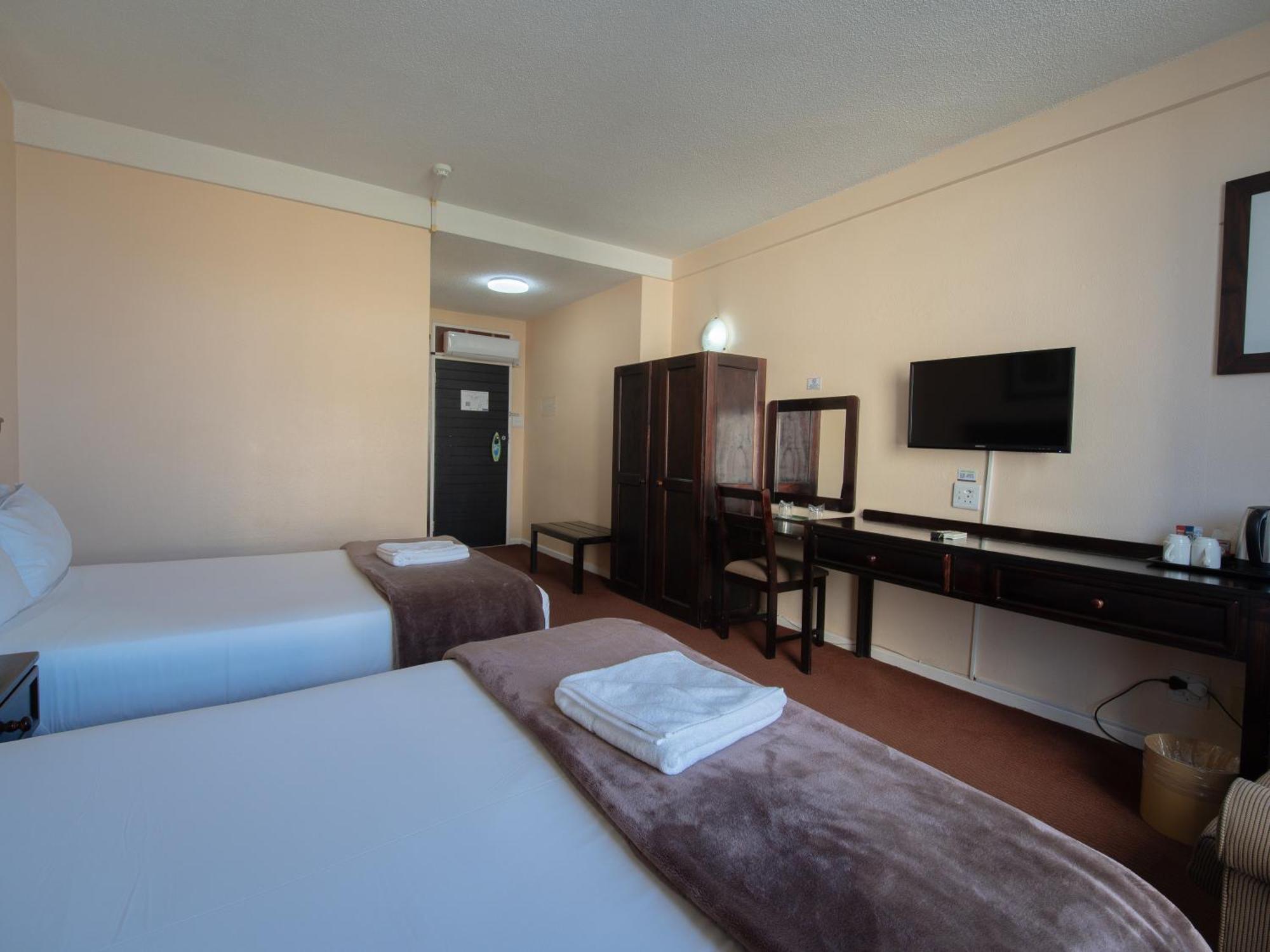 Chambre Double Familiale - Vue Latérale sur Mer