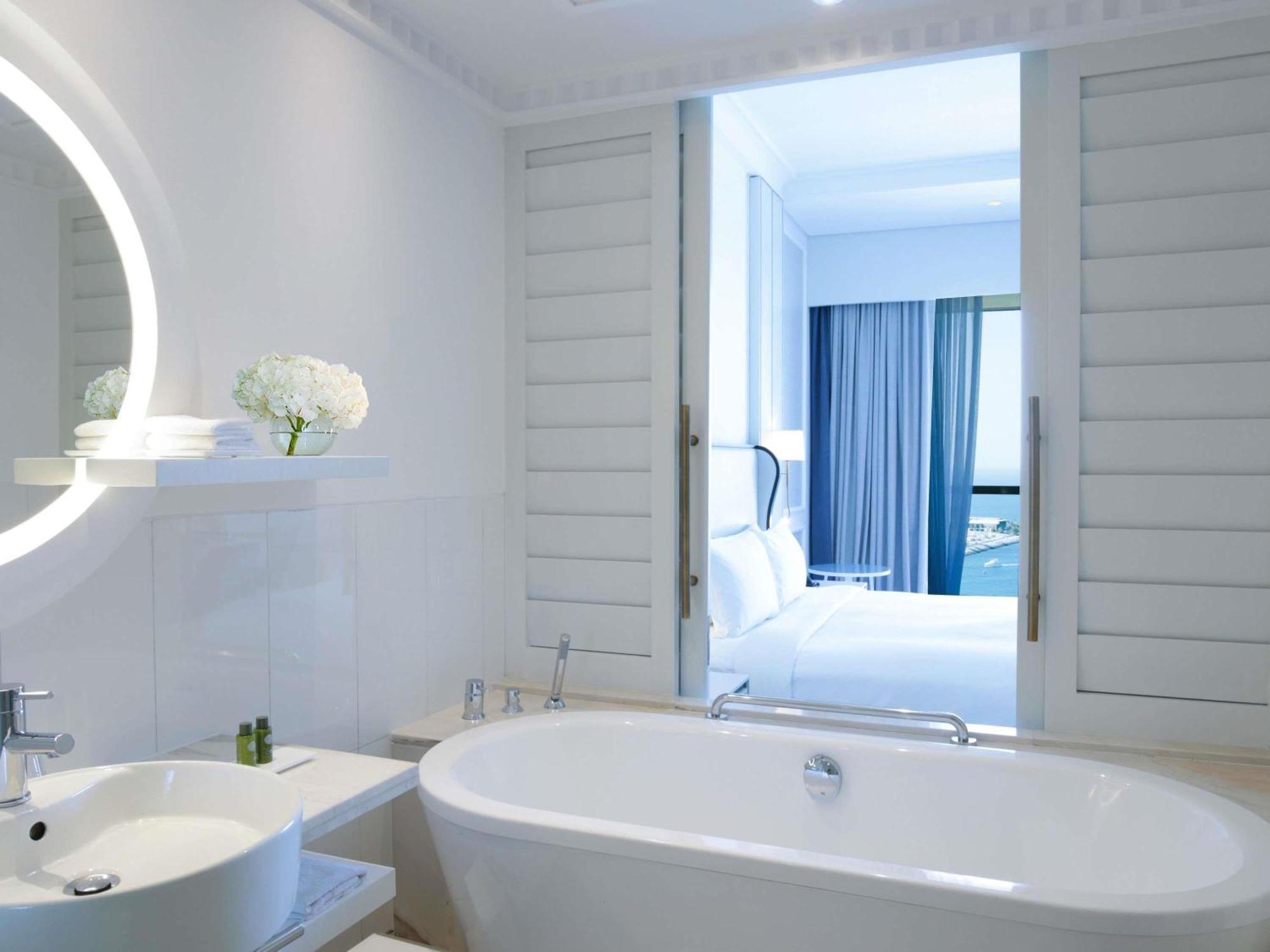 Junior Suite met Kingsize Bed - Gedeeltelijk Uitzicht op Zee - Toegang tot de Club