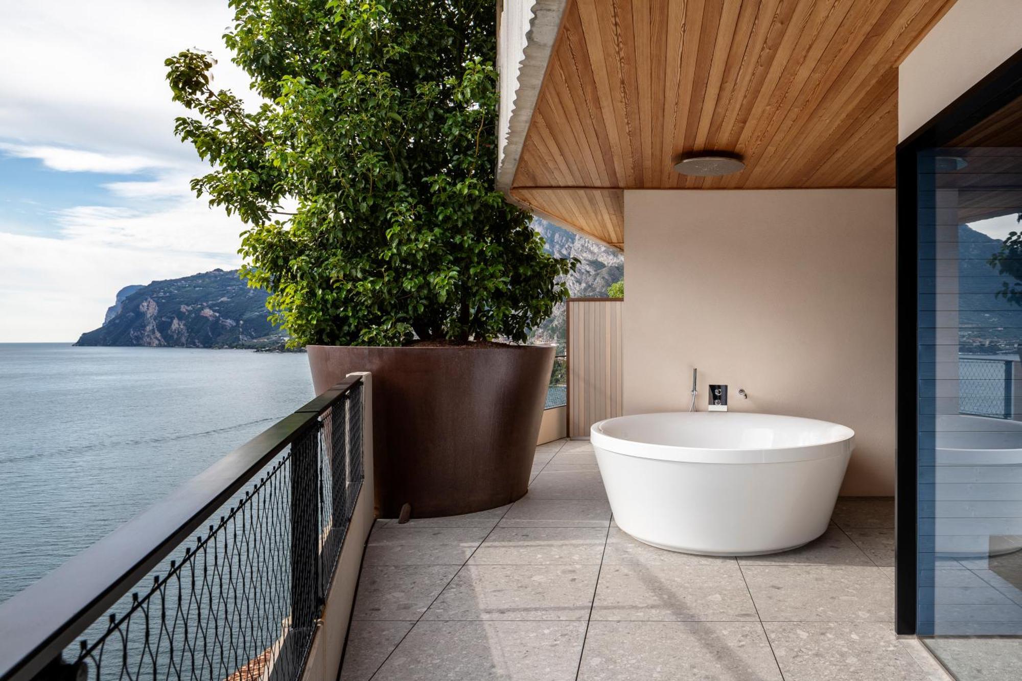 Suite con Spa Privata e Vista Lago