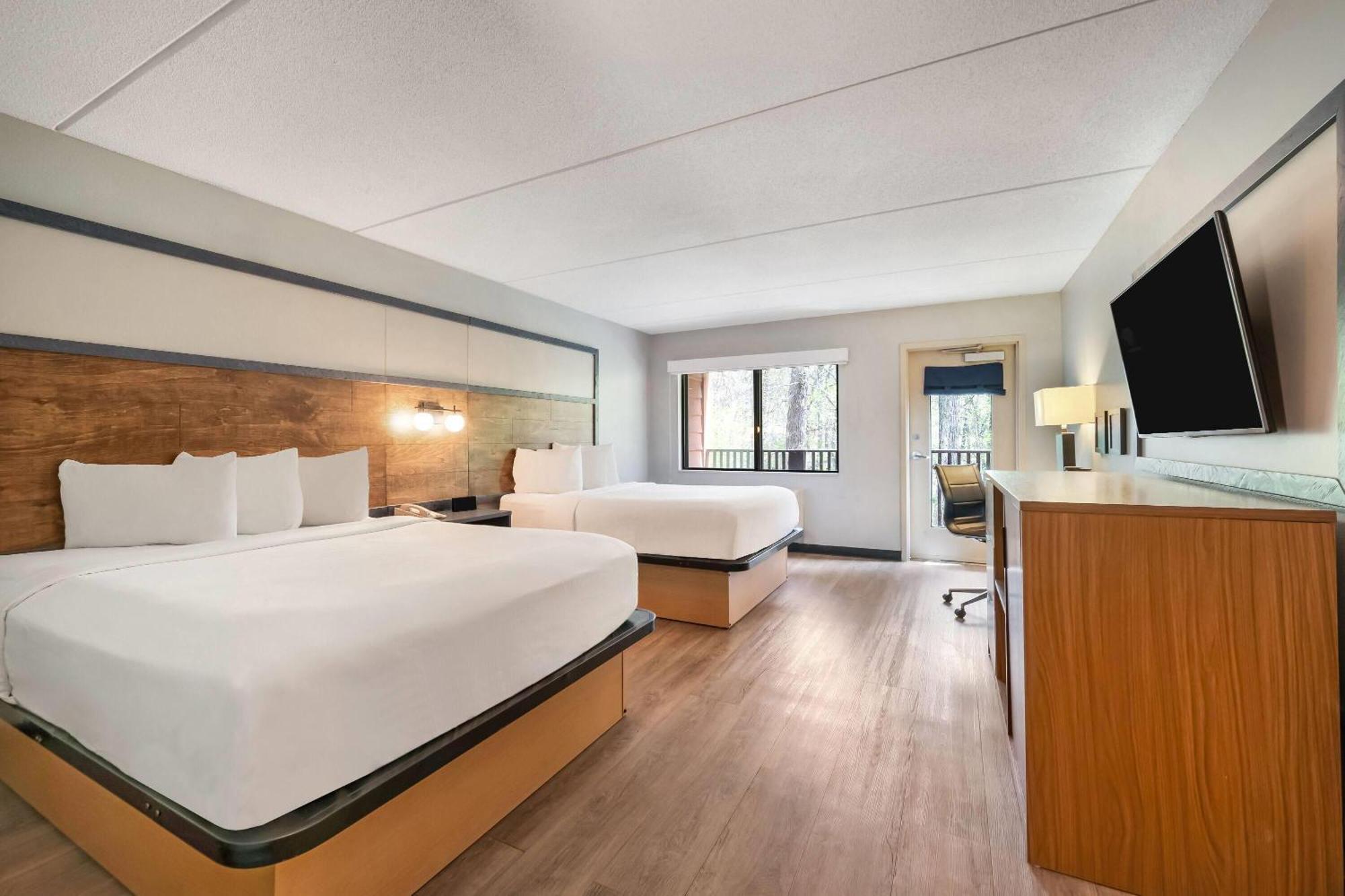 Queen Room with Balcony - Mobility Accessible/Non-Smoking