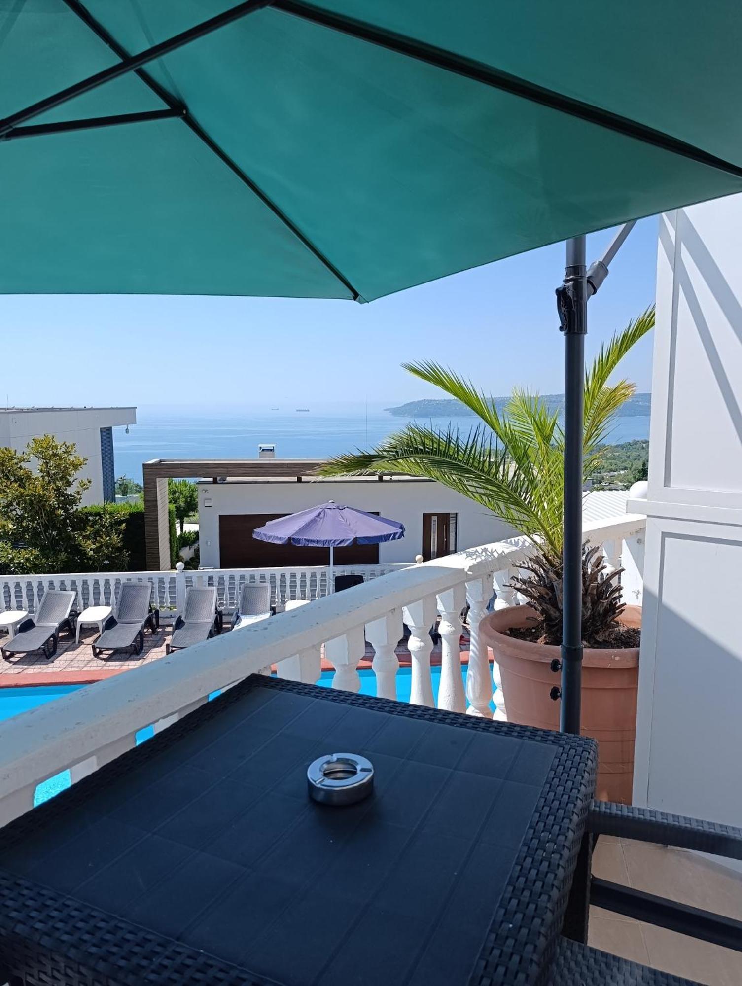 Doppelzimmer mit Balkon und Meerblick