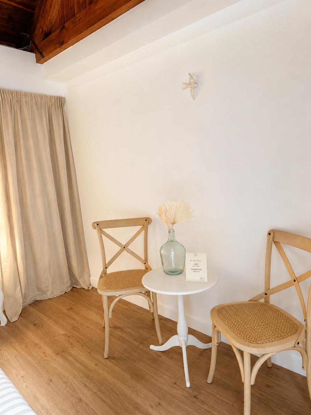 Quarto Duplo com Casa de Banho Privativa e Vista Jardim