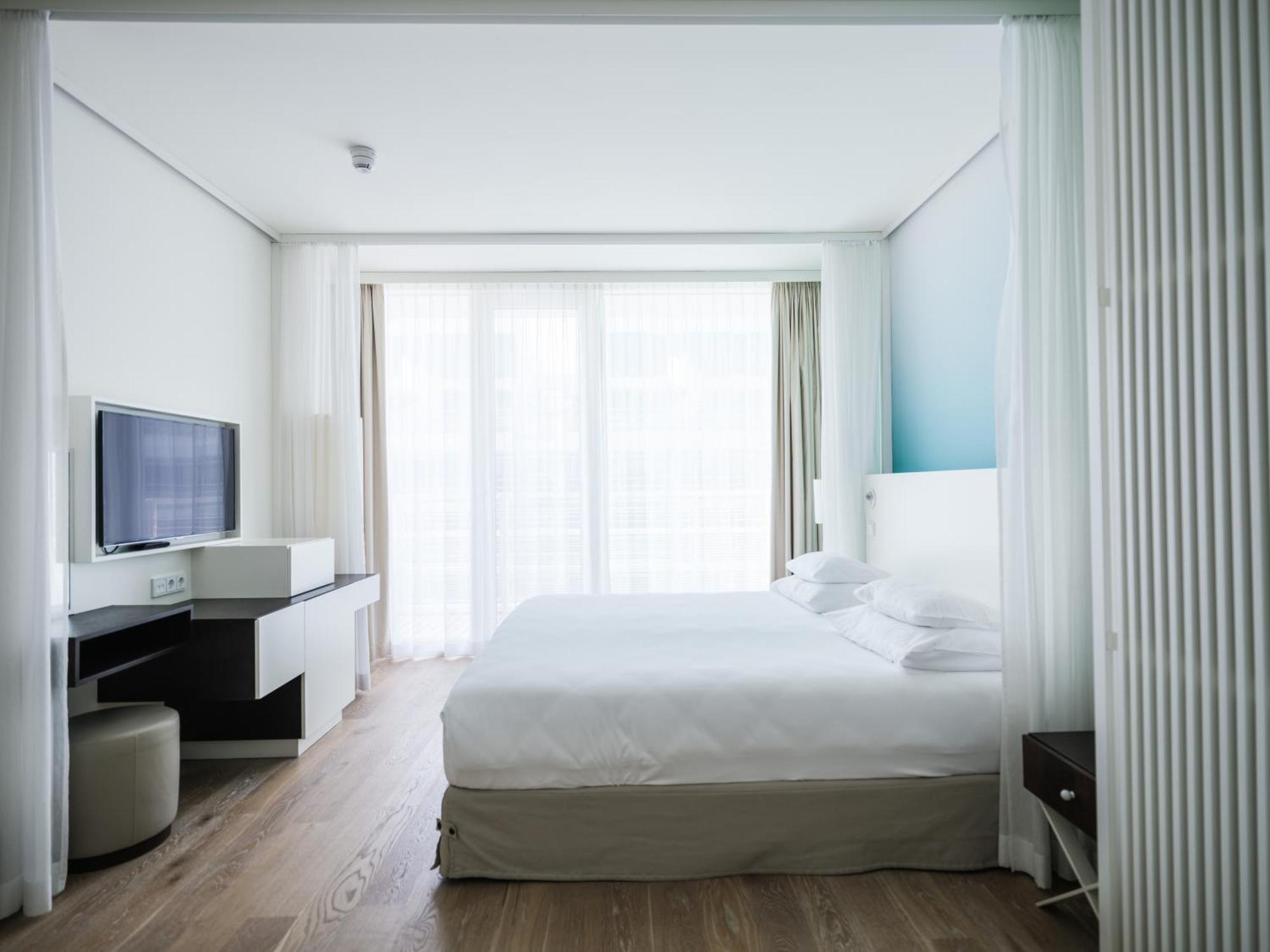 Deluxe Room with Balcony and Lateral Sea View