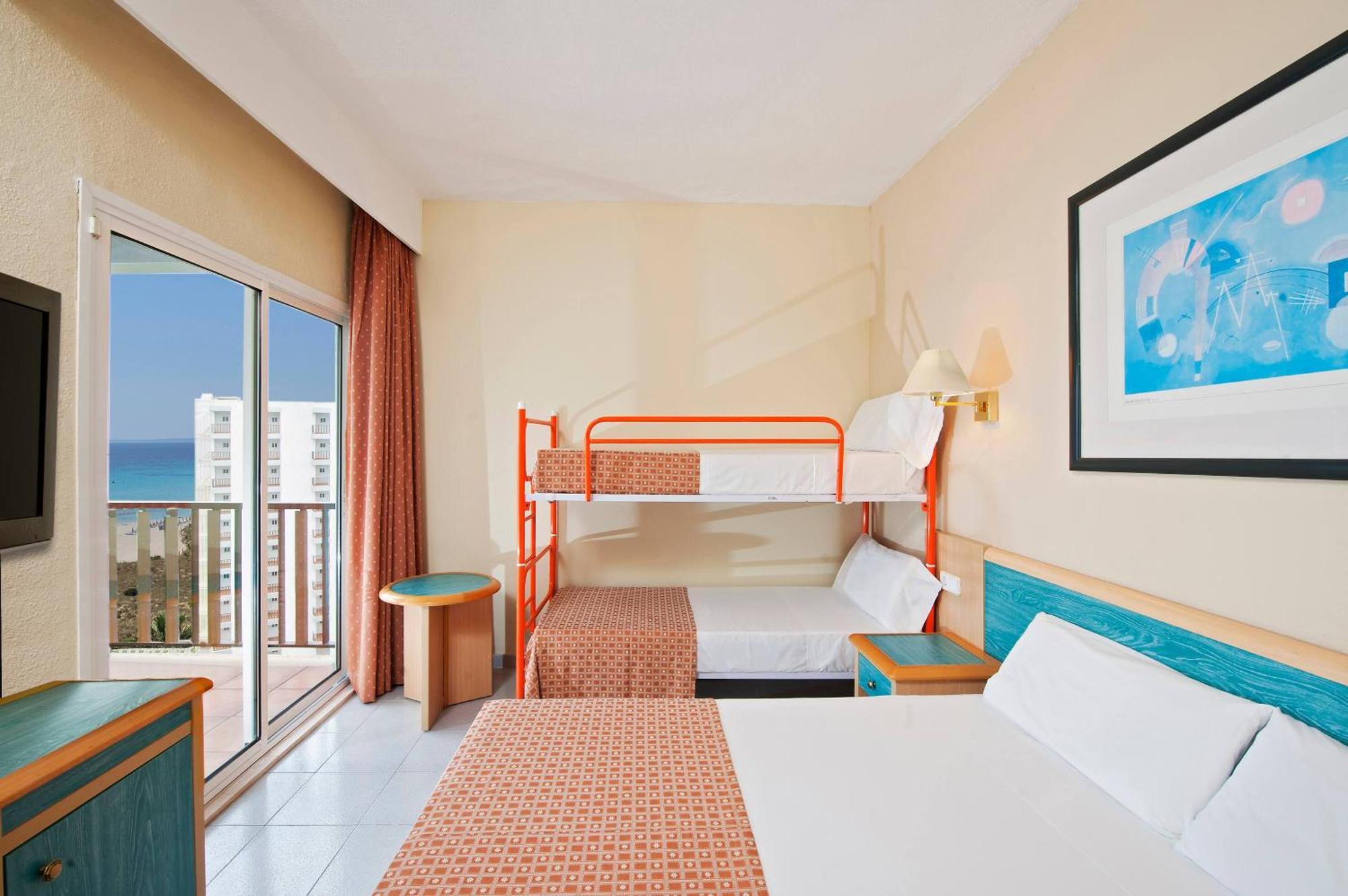 Habitación Doble Estándar con vistas al mar (2 adultos + 2 niños)