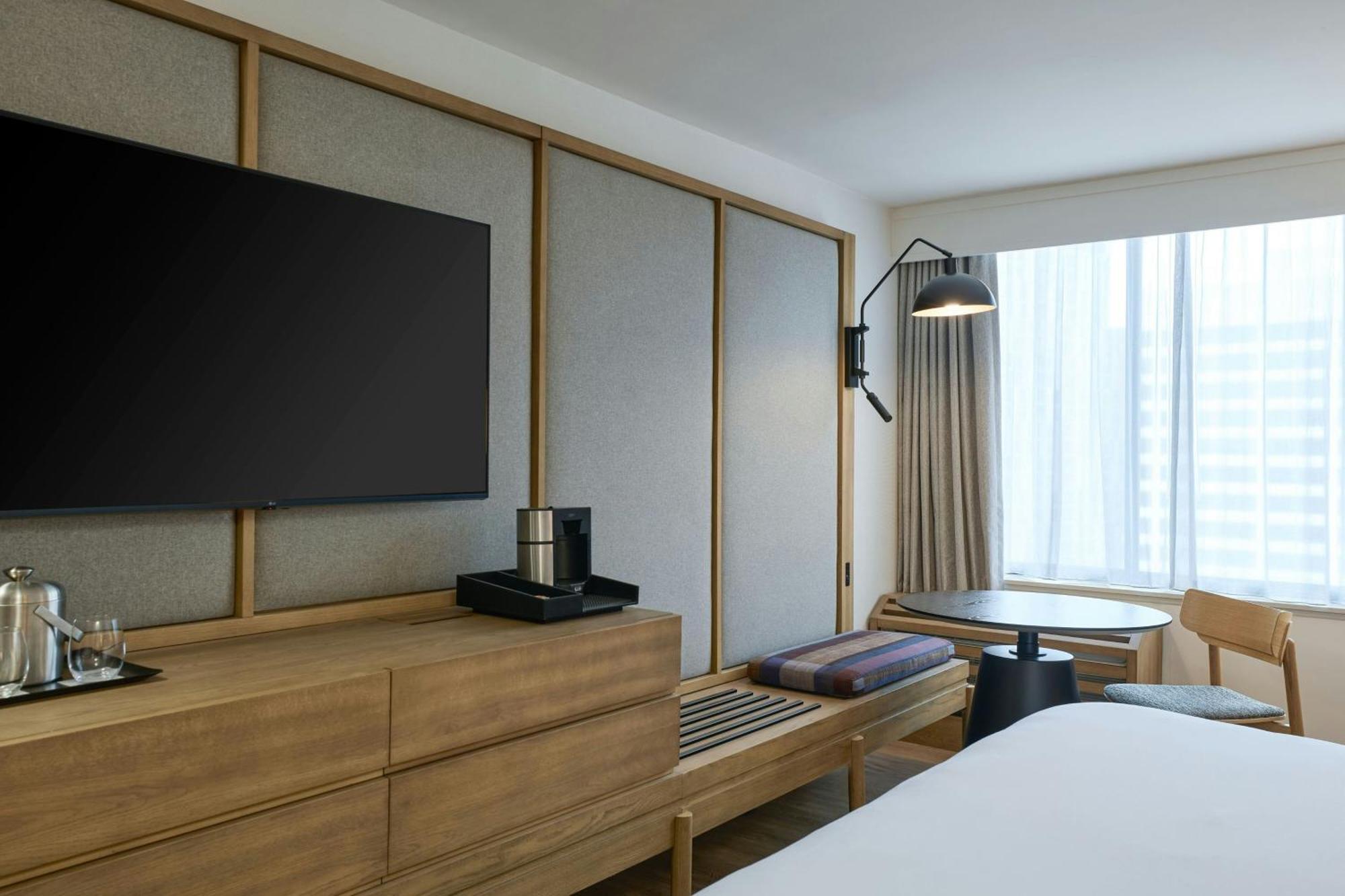 Deluxe King Room with Club Access