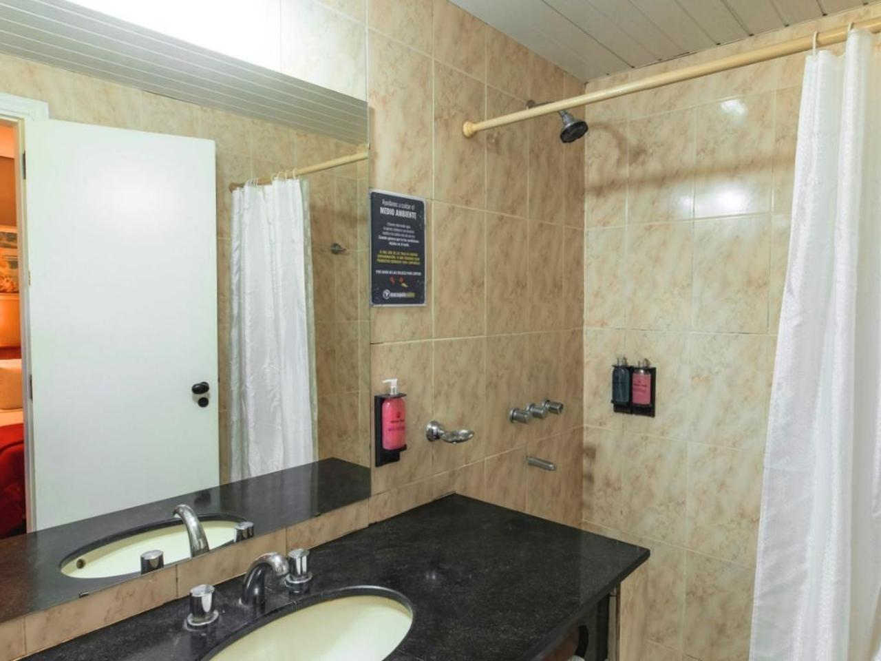 Quarto Família (4 adultos + 1 criança)