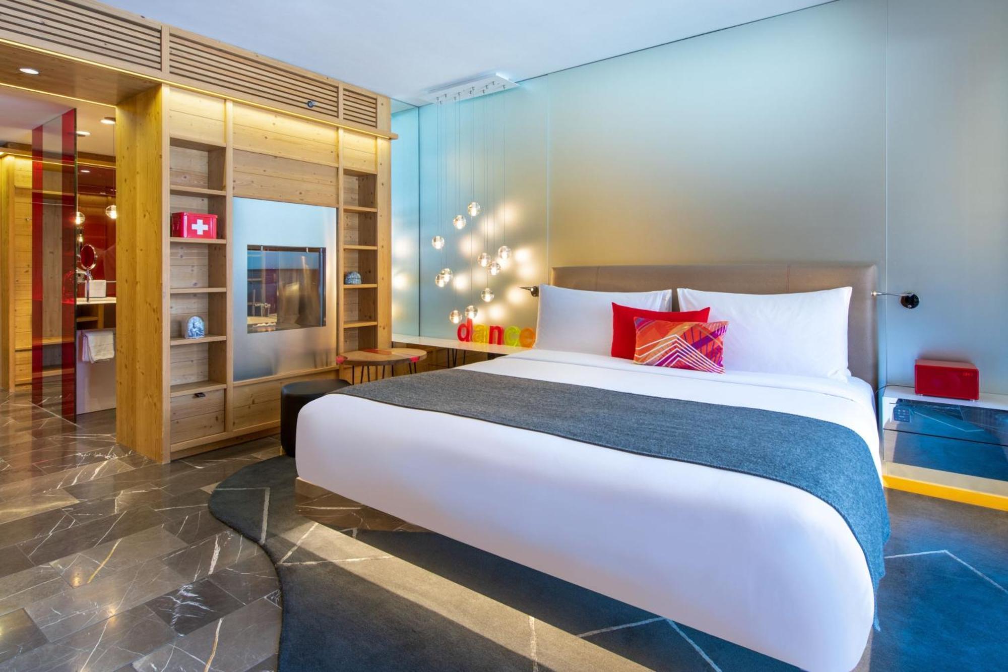 Chambre Confortable avec Lit King-Size, Balcon et Cheminée - Sans Vue