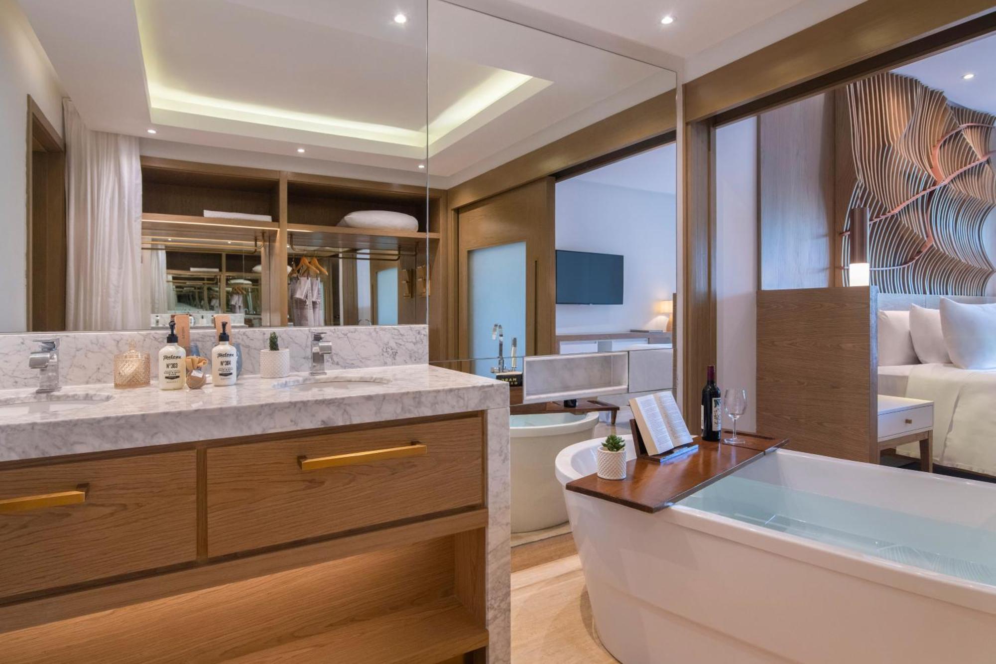 Suite Master Familiare con 2 Camere da Letto, Concierge e Accesso Diretto alla Piscina