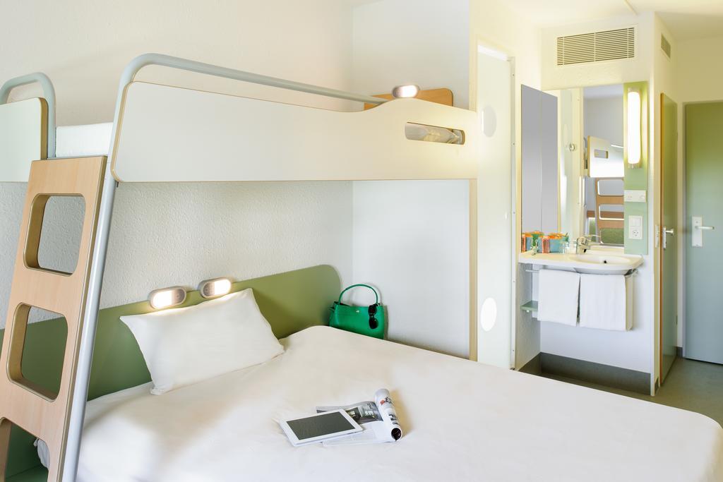 Dreibettzimmer mit Doppelbett und Etagenbett