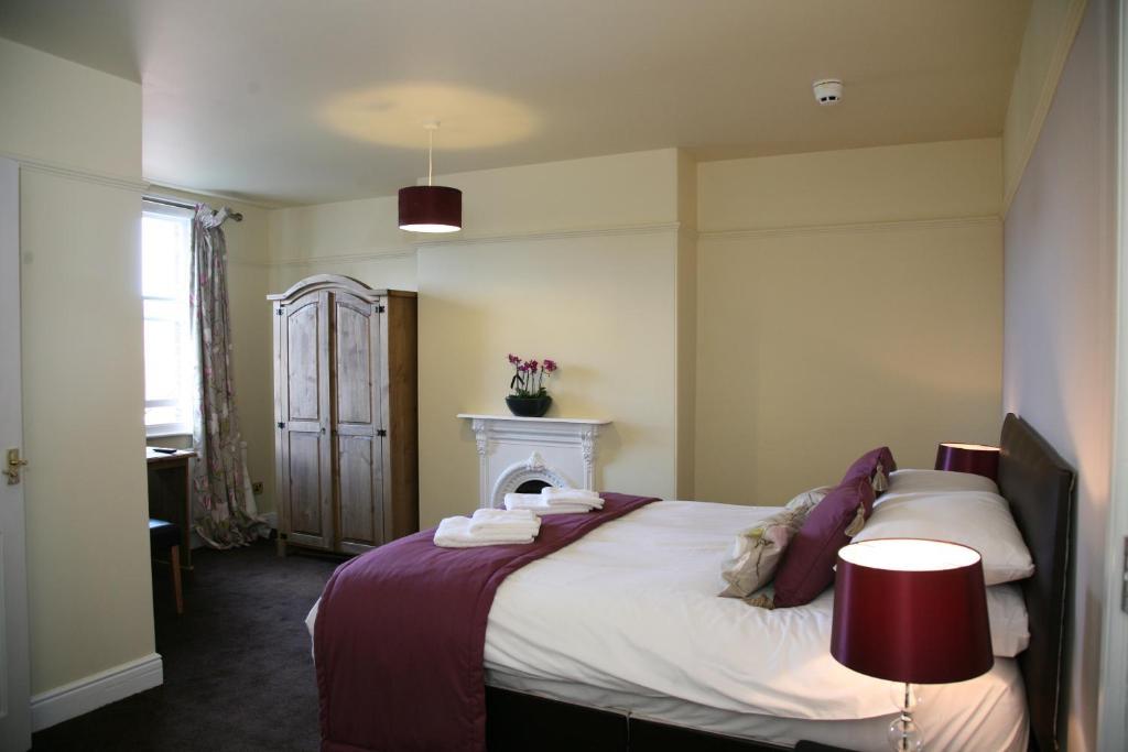 Zimmer mit Kingsize-Bett