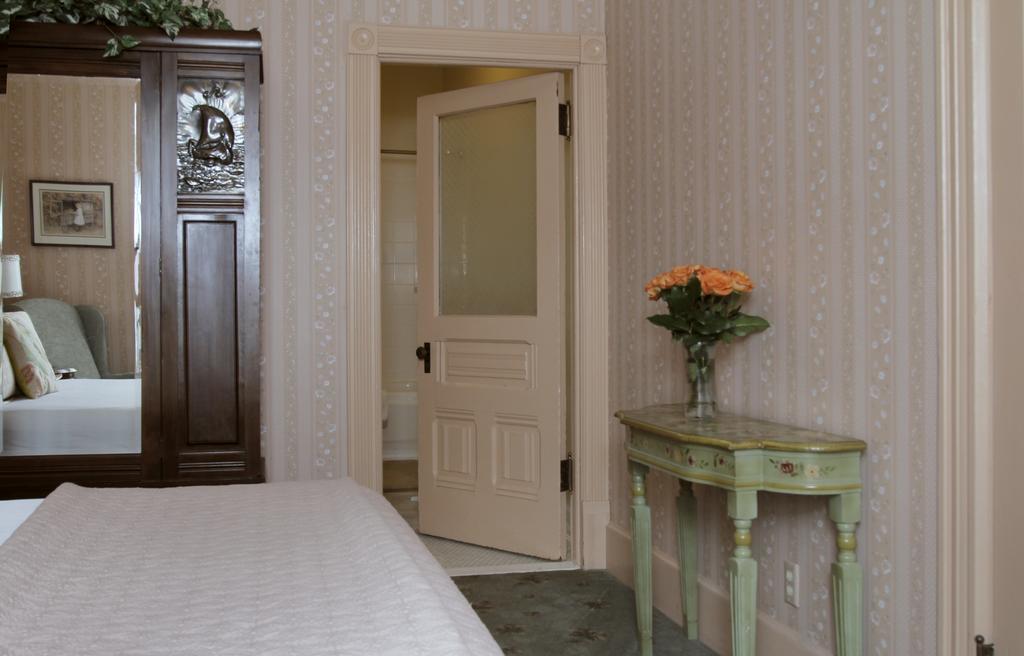Two-Bedroom Queen Suite