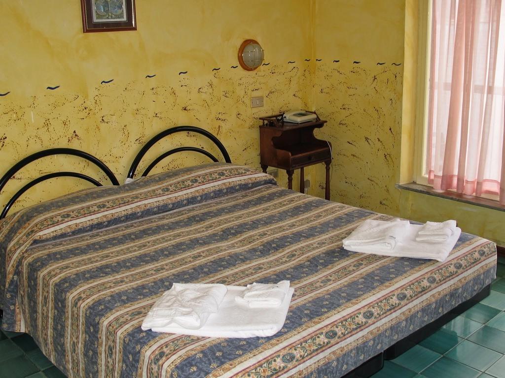 Camera Matrimoniale/Doppia con Letti Singoli con Bagno Privato