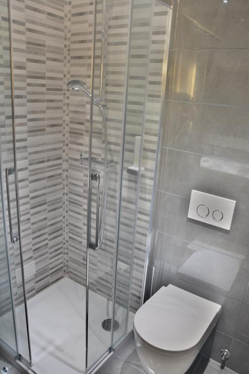 Suite con 2 Camere da Letto e Balcone con Vista Mare