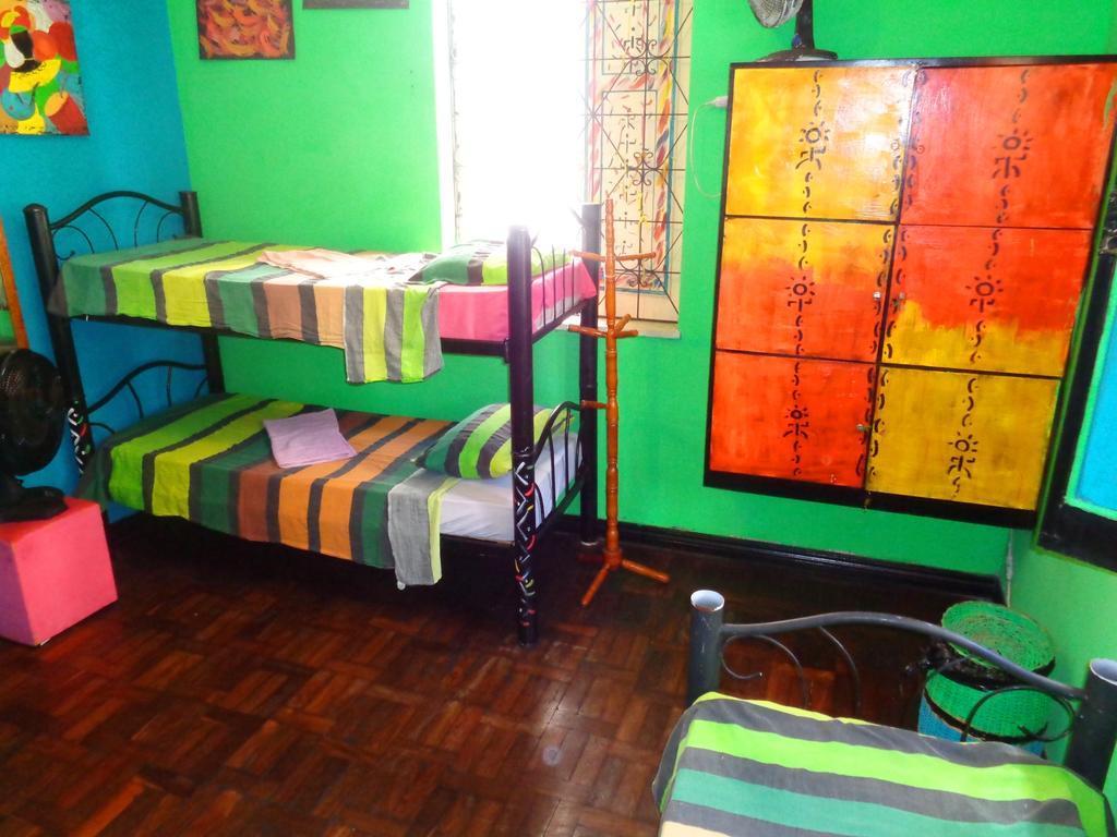 Quarto Triplo Básico com Casa de Banho Partilhada