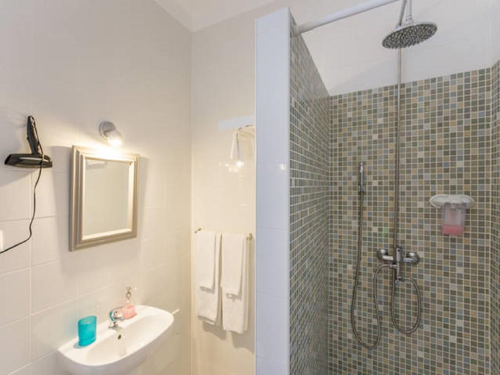 Quarto Duplo ou Twin com Vista Rio e Casa de Banho Privativa Exterior