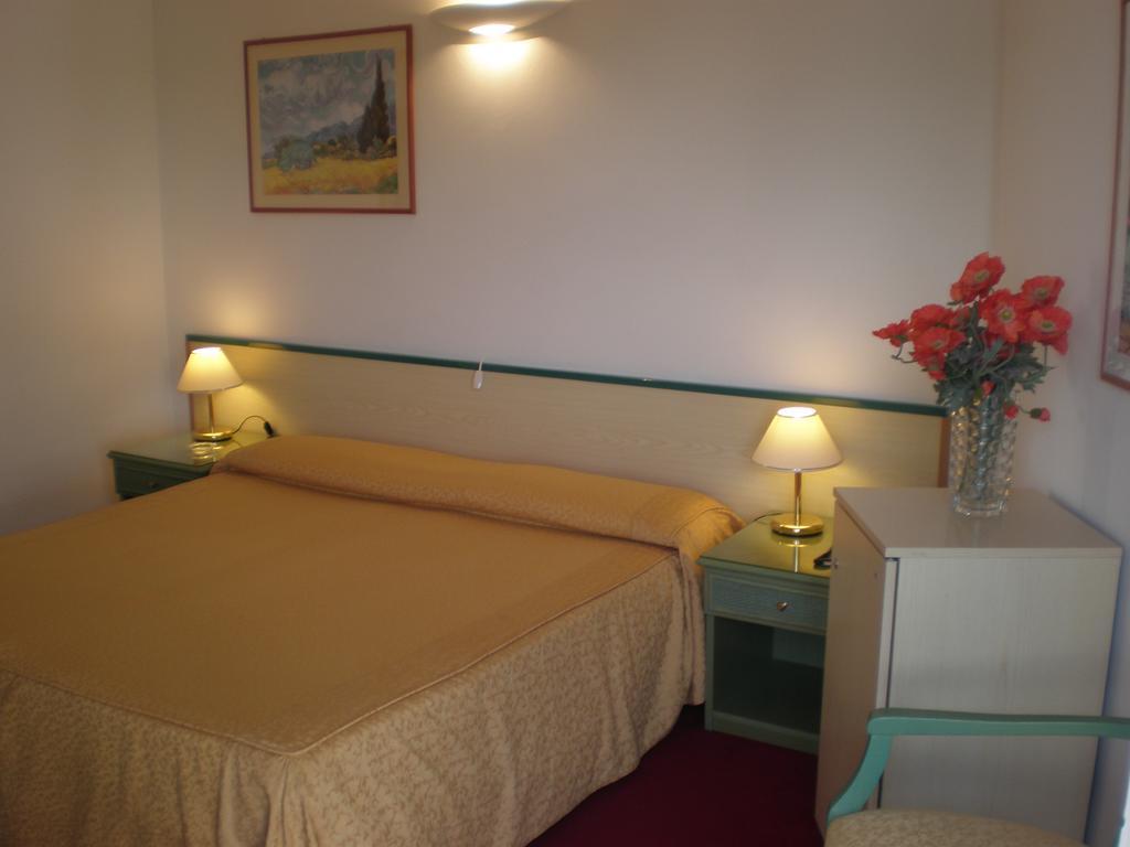 Doppel- oder Zweibettzimmer mit seitlichem Meerblick
