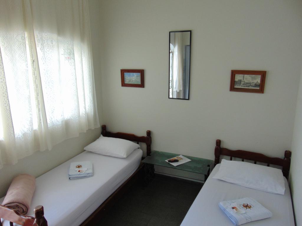 Quarto com 2 Camas de Solteiro