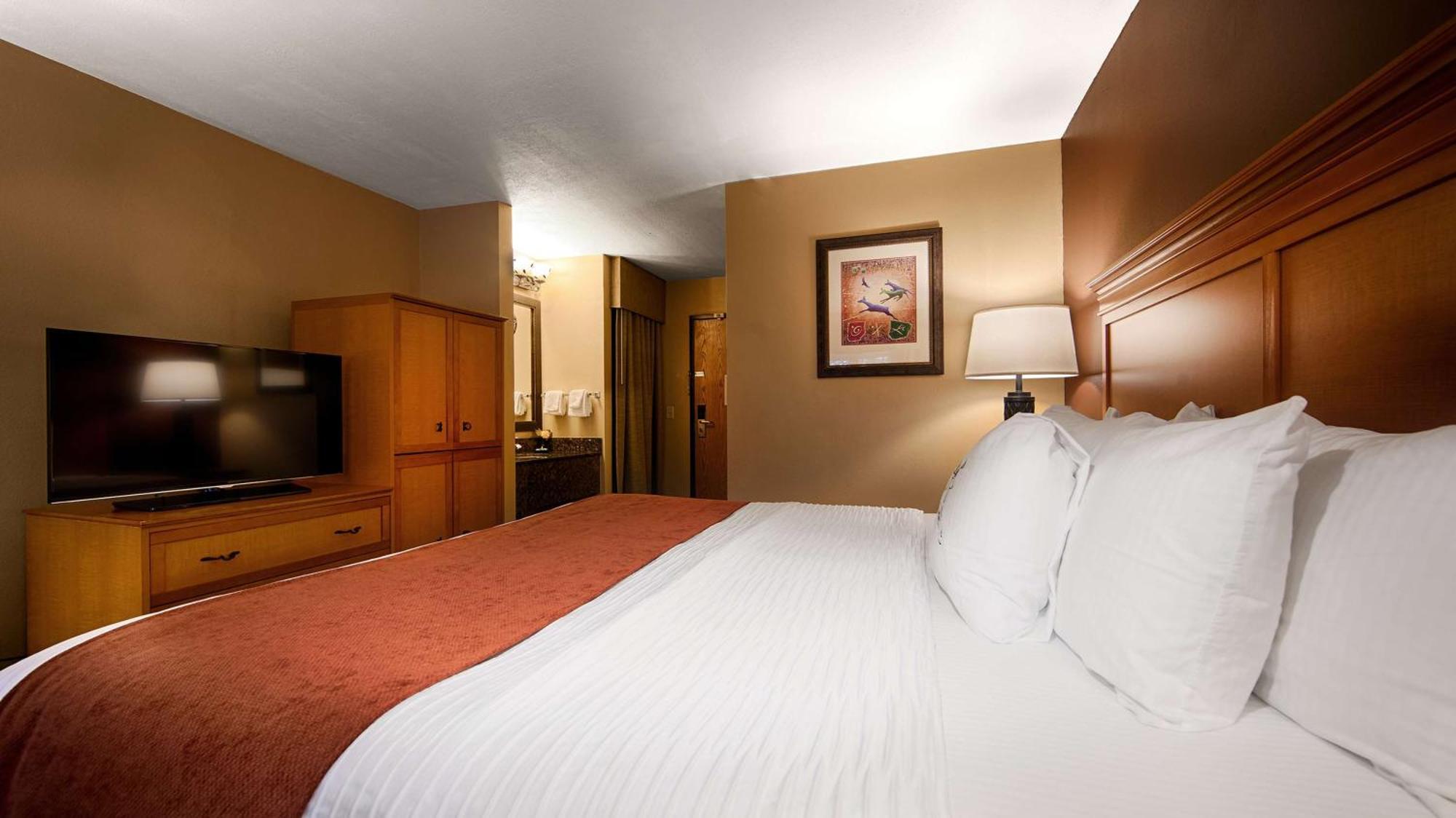 King Suite with Bath Tub and Sofa Bed - Disability/Non-Smoking