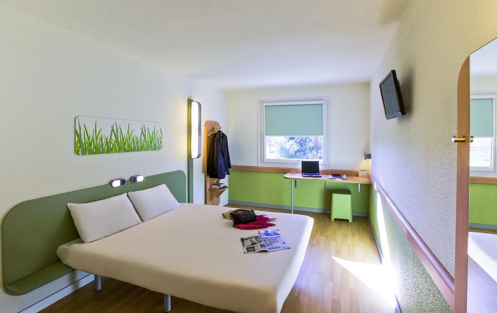 Habitación con cama grande