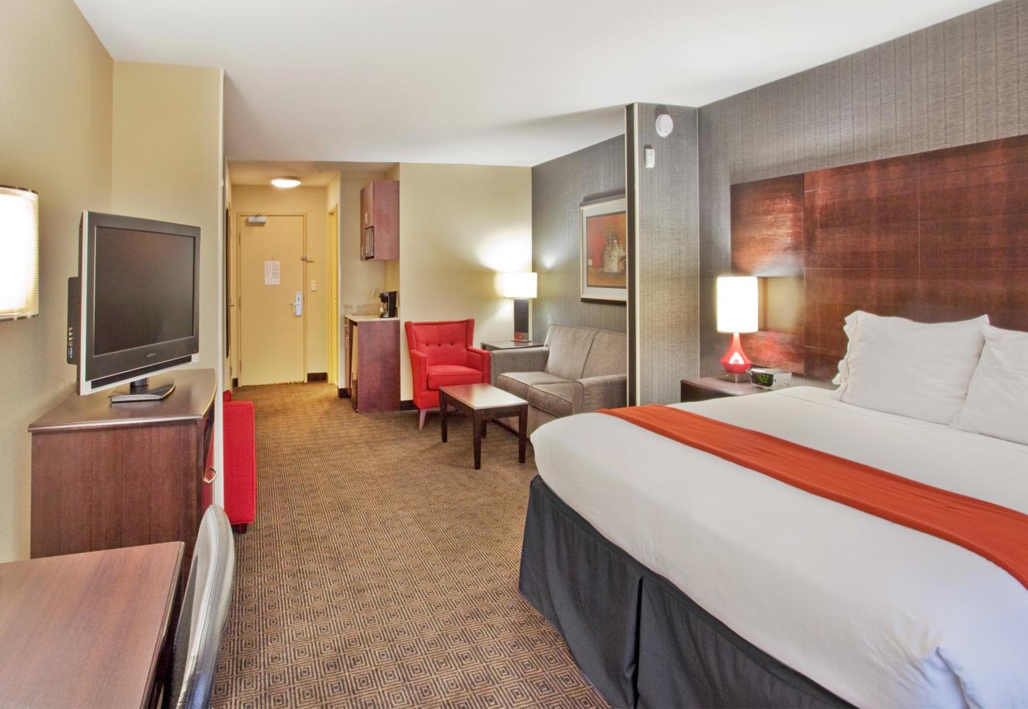 King Suite - Communications and Mobility Accessible Tub