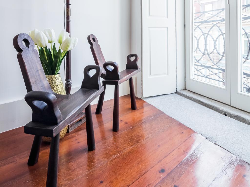Zimmer mit Kingsize-Bett und Balkon