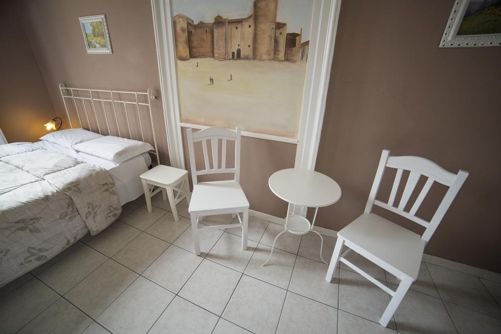 Doppel-/Zweibettzimmer mit Balkon