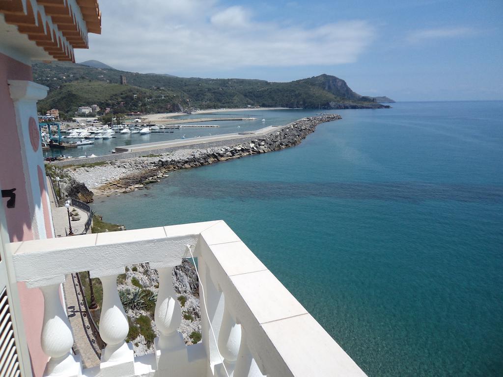 Camera Matrimoniale con Balcone e Vista Mare