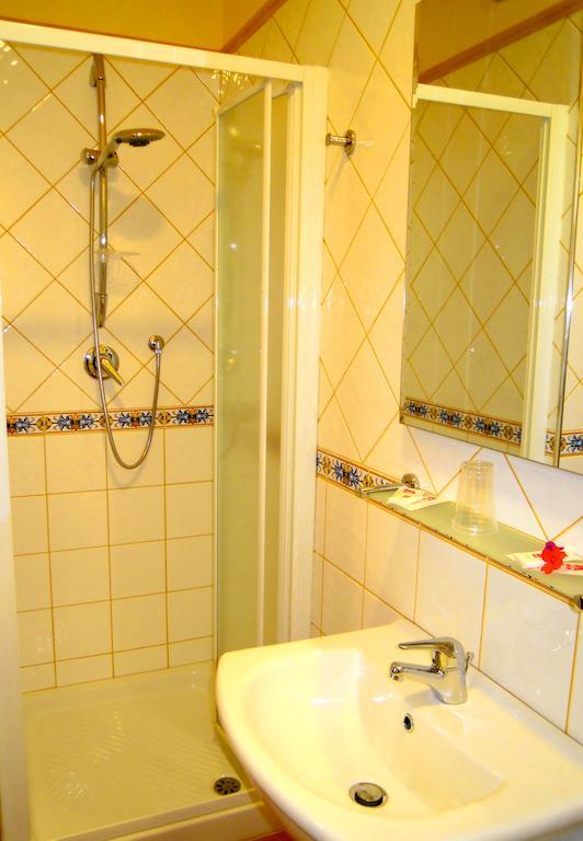 Camera Matrimoniale/Doppia con Letti Singoli con Bagno Privato