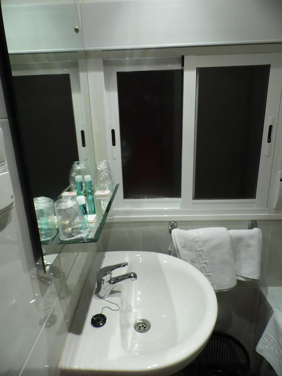 Single Room with Private External Bathroom,1331052215:JPEG