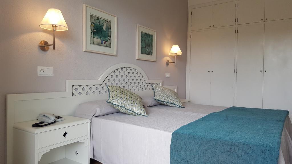 Habitación Doble Superior con vistas al mar (2 adultos + 1 niño)