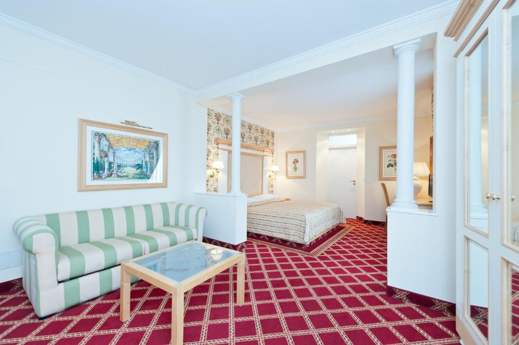 Kamer met Queensize Bed en Uitzicht op het Zwembad