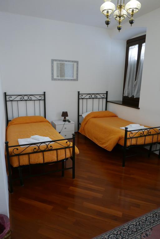 Camera Doppia con Letti Singoli e Bagno in Comune