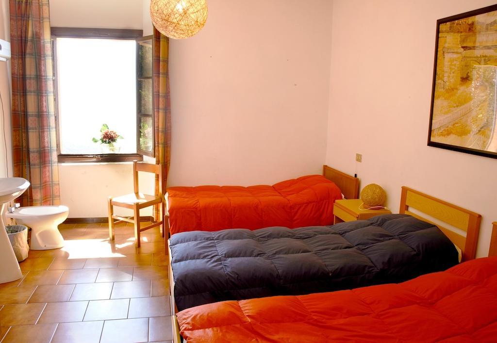 Camera Matrimoniale con Letto Supplementare e Bagno in Comune - Vista Lago e Montagna
