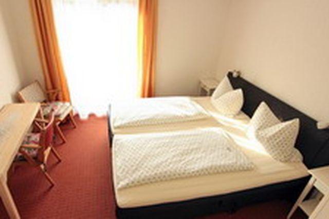 Doppelzimmer mit Gemeinschaftsbad und Balkon
