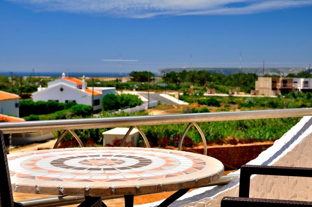 Apartamento com 1 Quarto, Varanda e Vista Mar