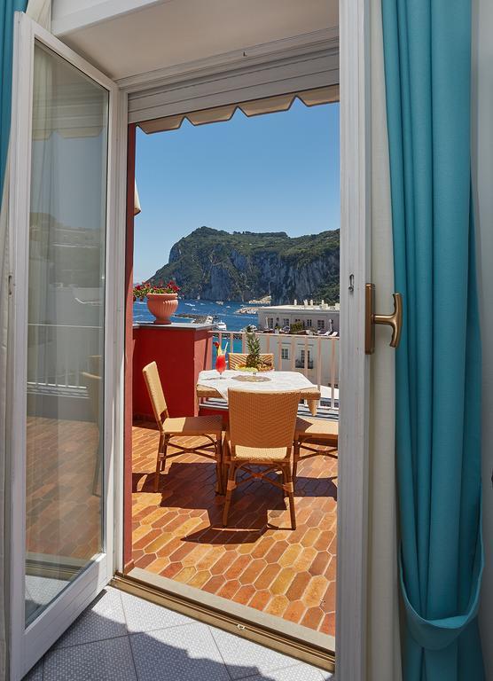 Camera Matrimoniale con Balcone e Vista Mare