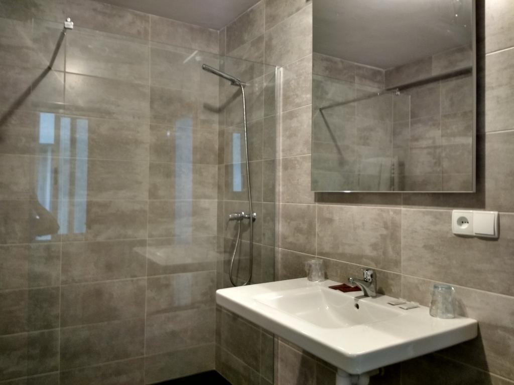 Habitación con cama grande