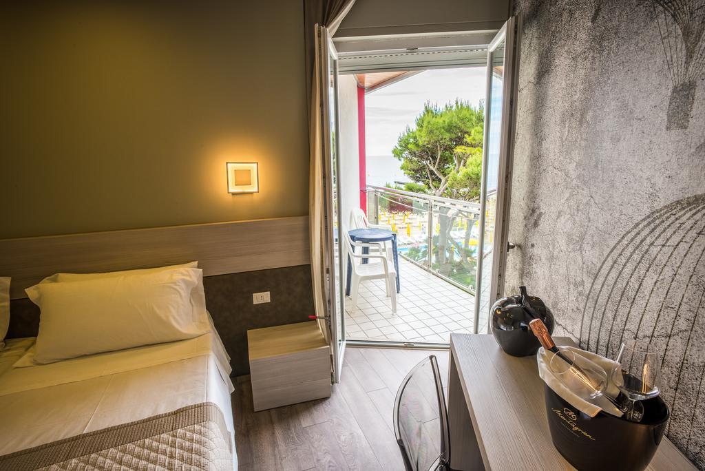 Deluxe Doppelzimmer mit seitlichem Meerblick