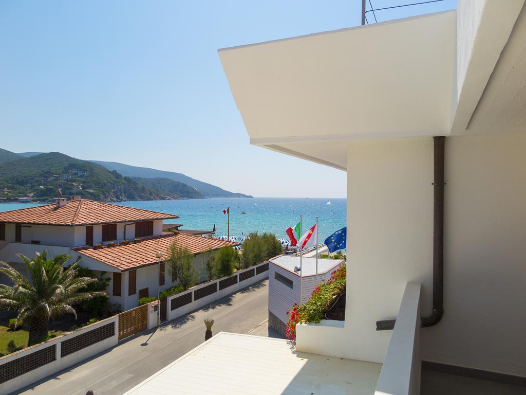 Camera Matrimoniale o Doppia con Letti Singoli con Vista Mare Parziale e Balcone
