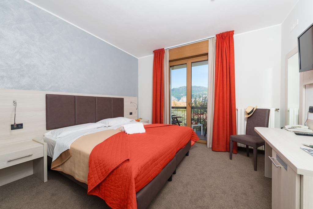 Doppel-/Zweibettzimmer mit Balkon