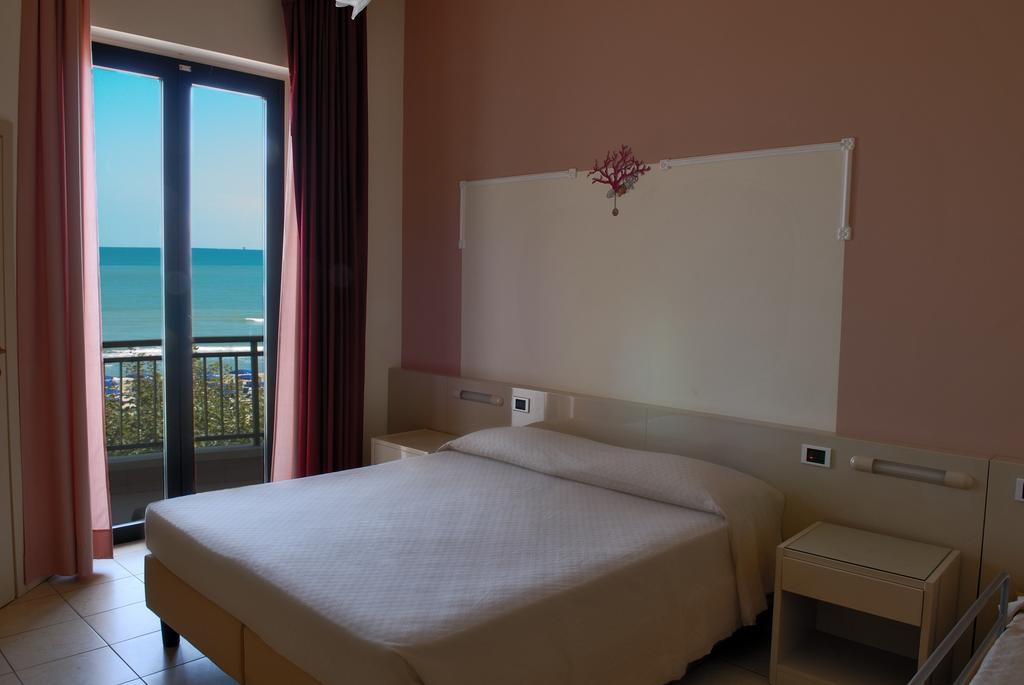 Camera Matrimoniale con Balcone e Vista Mare