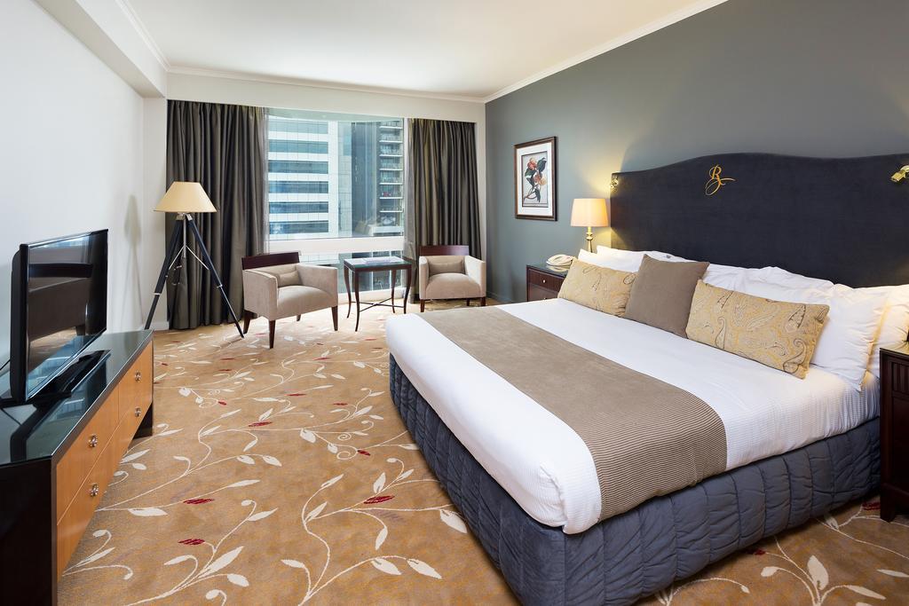 Deluxe Spa Suite - Bottle of sparkling wine and complimentary self parking