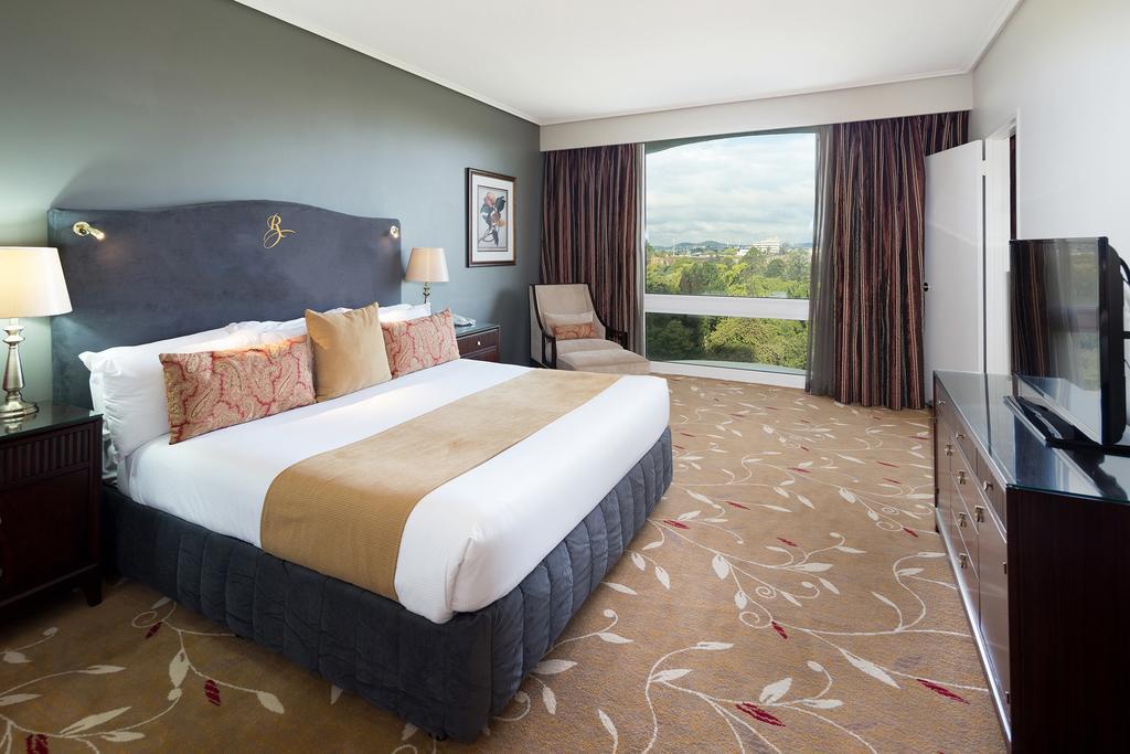 Executive Spa Suite - Bottle of French Champagne and complimentary self parking