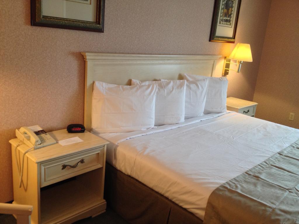 Standard Queen Room
