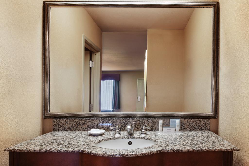 King Room - Non-Smoking