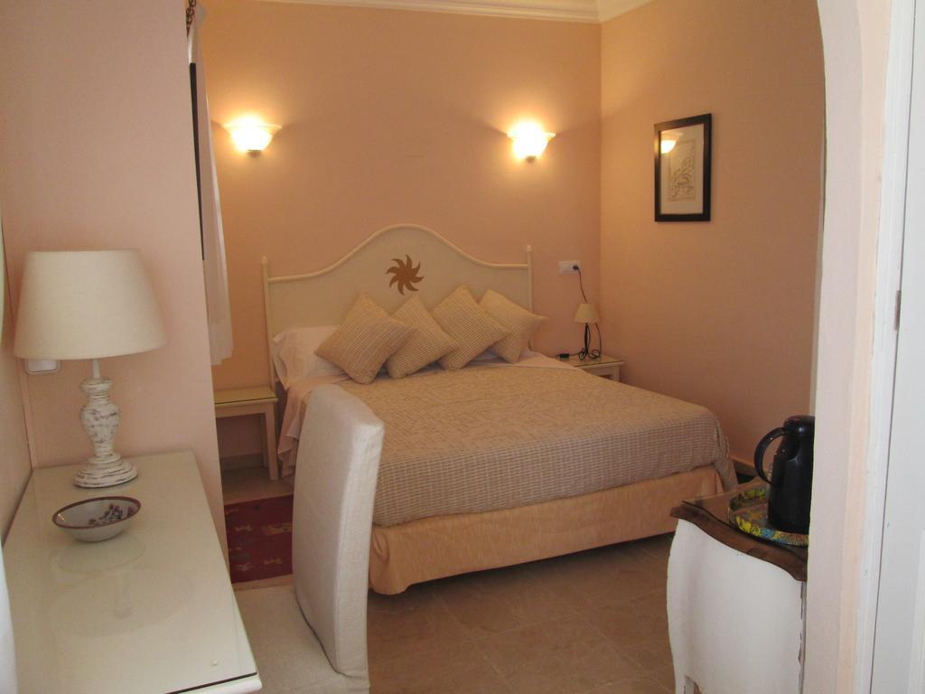 Doppelzimmer mit Balkon und Meerblick