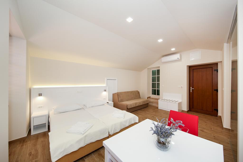 Doppel-/Zweibettzimmer mit Balkon