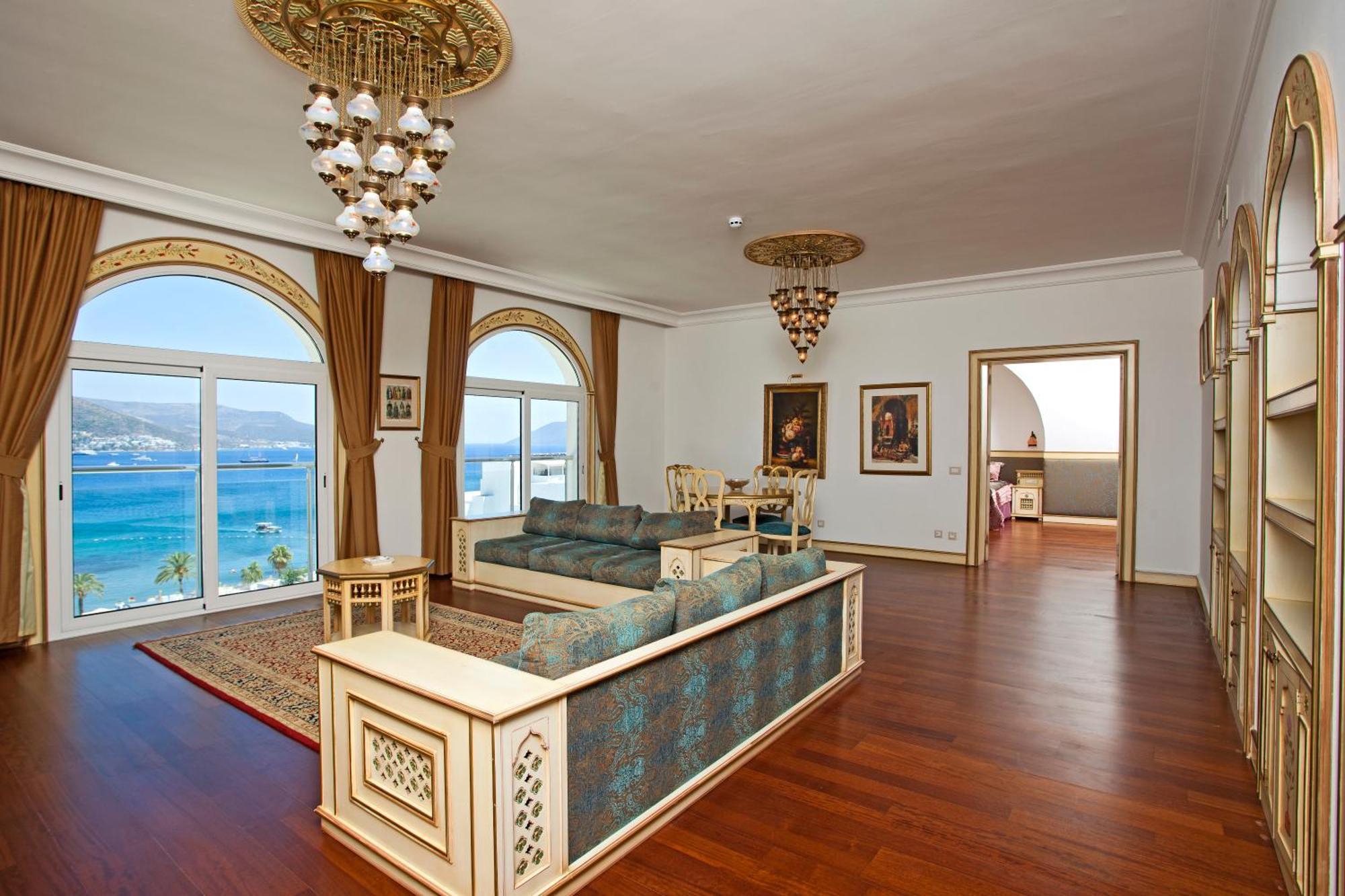Suite met Kingsize Bed en Uitzicht op Zee