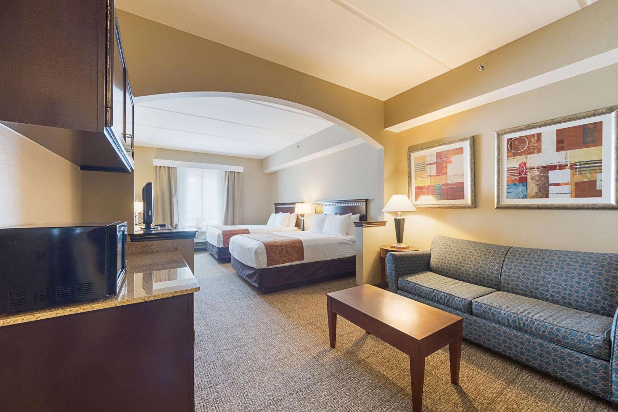 Queen Suite with Partial Ocean View - Non-Smoking