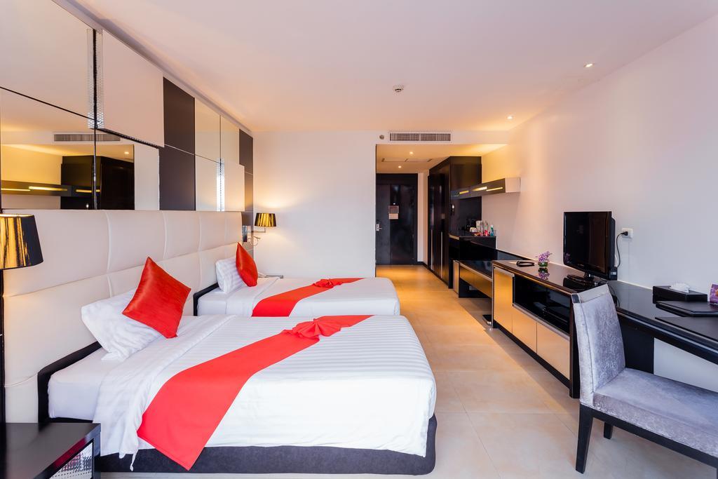 Grand Deluxe Tweepersoonskamer met 1 of 2 Bedden en Uitzicht op het Zwembad